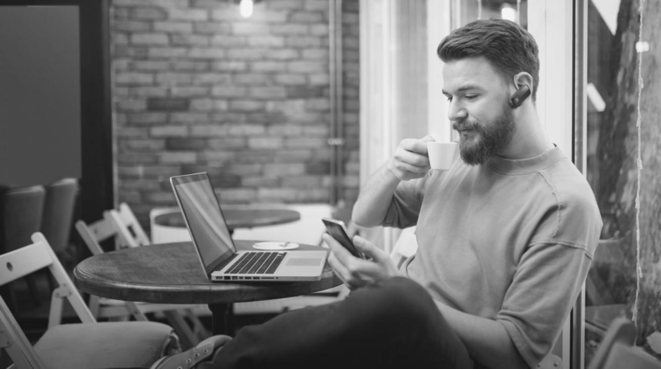 Espacio colaborativo mostrando trabajo en equipo entre profesionales del sector educativo y tecnológico