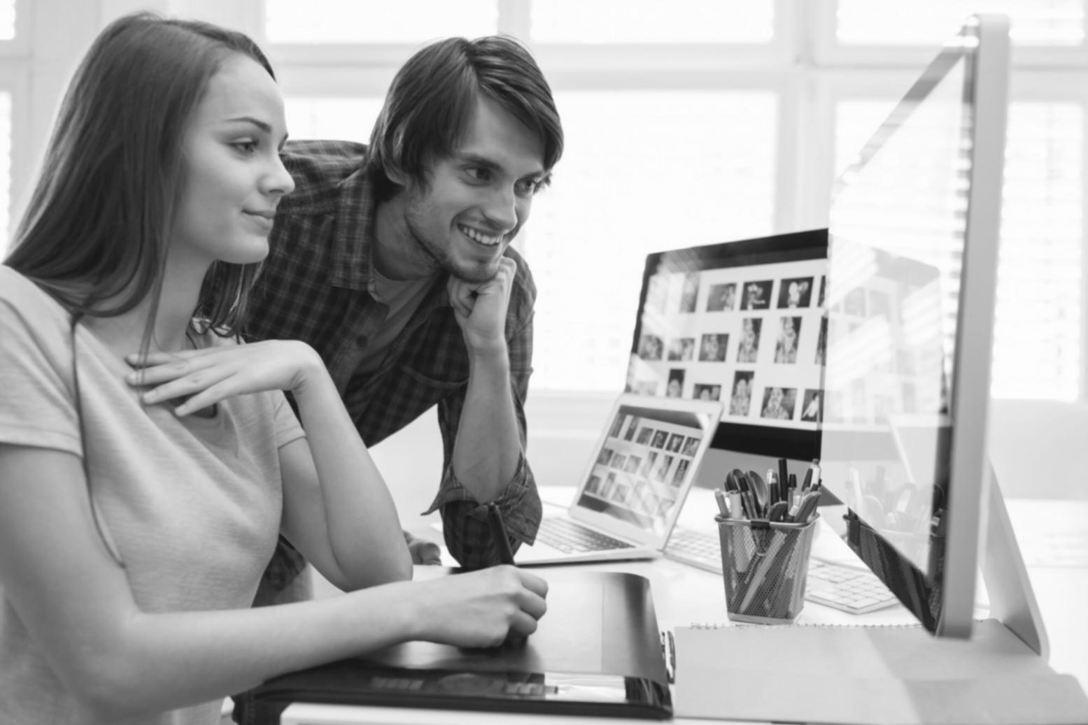 Persona trabajando en estrategias de SEO para comercio electrónico