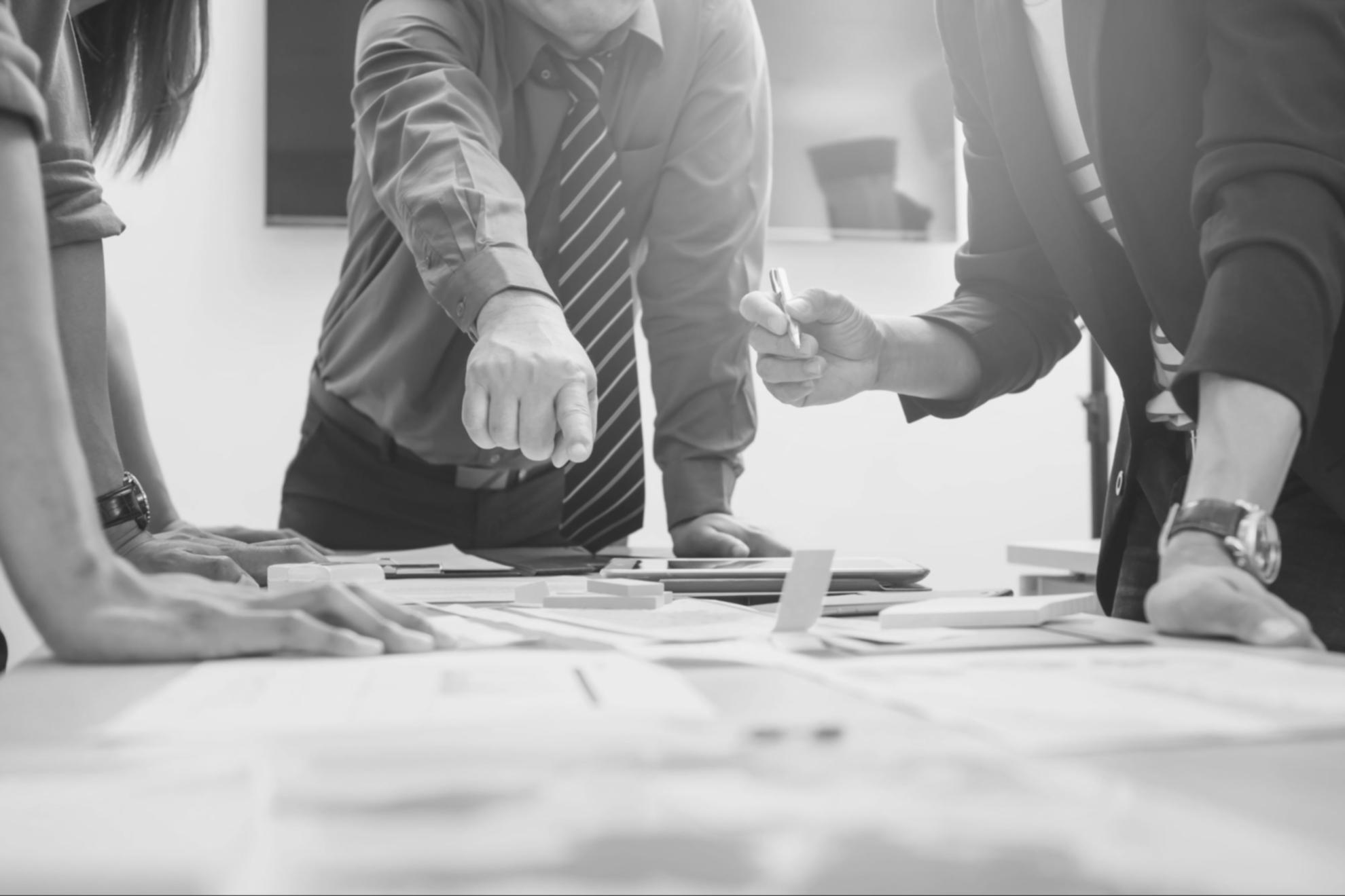 Especialistas trabajando en estrategias SEO